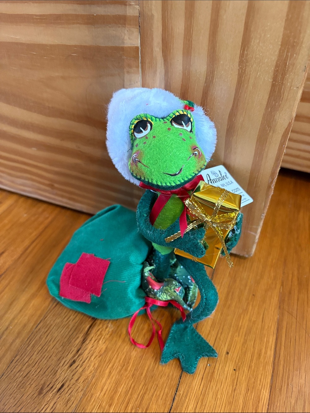 NWT Annalee Green Frog with Gold Gift and Santa Hat